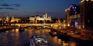 莫斯科,俄罗斯。这艘船沿着莫斯科河驶向克里姆林宫