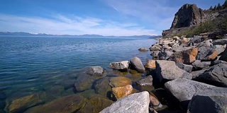 夏天旅游度假清澈的太浩湖，加利福尼亚州春天的早晨阳光