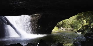 斯普林布鲁克国家公园的天然桥上的瀑布