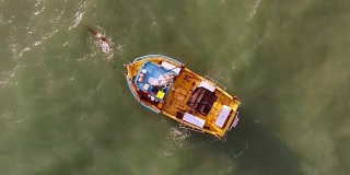 鸟瞰图的传统渔船停泊在碧绿的海洋里约热内卢do Fogo，巴西。