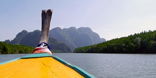 美丽的安达曼海风景。大海上方地平线上的雄伟山脉。海上的岩石令人惊叹的美丽