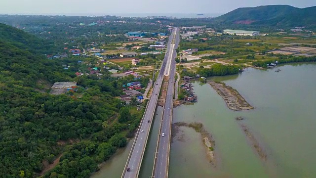 4K Hyper Lapse:鸟瞰图拍摄的交通在泰国公路桥