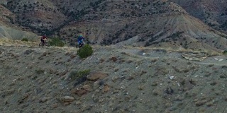 航拍的两个山地自行车手沿着山脊在18路Fruita，科罗拉多州