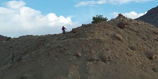 空中拍摄的山地车骑下18路在Fruita，科罗拉多州的山脊
