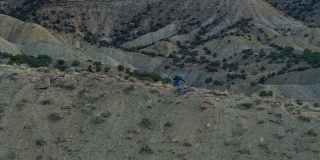 航拍的两个山地自行车手沿着山脊18路在Fruita，科罗拉多州