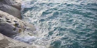 海浪拍打着多岩石的海岸