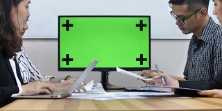 一群商务人士用绿屏进行视频电话会议