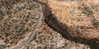 航空拍摄的西科罗拉多州弯曲的道路