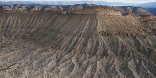 从空中俯瞰加菲尔德山和科罗拉多州西部的图书悬崖