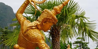 泰国天使的金色雕像