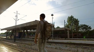 年轻人在火车站，旅行的概念视频素材模板下载