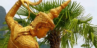 泰国天使的金色雕像