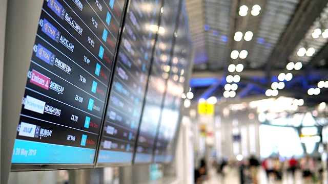 机场候机楼的登机板。为乘坐国际航班的旅客提供航空公司航班信息的数字板。
