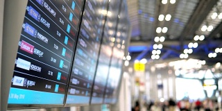 机场候机楼的登机板。为乘坐国际航班的旅客提供航空公司航班信息的数字板。
