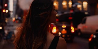 近景年轻美丽的女子站在美国纽约市中心附近的交通道路靠近烟筒