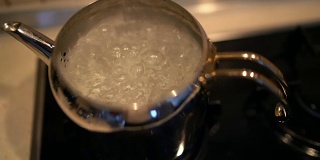 传统土耳其茶壶的沸水特写
