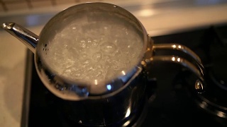 传统土耳其茶壶的沸水特写视频素材模板下载