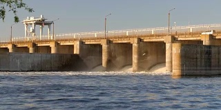 水利大坝在水库，水电站