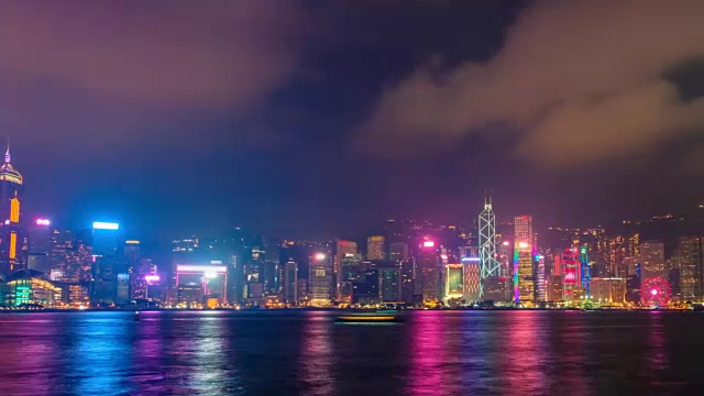 灯火通明的香港天际线的夜景。中国香港