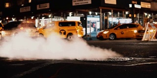 美国纽约市中心交通道路上的井盖冒出浓烟的特写镜头