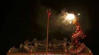 在中国农历新年的晚上，舞龙和烟花表演。视频素材模板下载