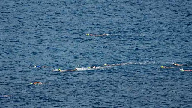 慢动作游泳运动员在开放水域在热带，圣约翰，维尔京群岛