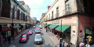 城市观光车驾驶在墨西哥城街道