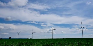 风力涡轮机是最清洁的可再生电力能源之一。电力是由隐藏在涡轮机内的发电机产生的。Timelaps