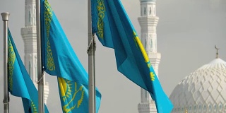 旗帜和清真寺的圆顶