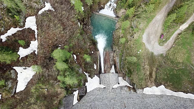 高山人工湖弗雷戈布吉亚湖的大坝泄洪。意大利阿尔卑斯山。意大利。水流湍急，溅到地上
