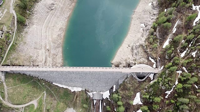 无人机鸟瞰高山人工湖弗雷戈布吉亚湖。意大利阿尔卑斯山。意大利