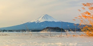 4k时间间隔日出富士山与川口湖冰封，冬季，日本
