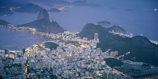 午夜时分拍摄的博塔弗戈和面包山在里约热内卢
