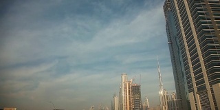 从移动的地铁车厢看到的城市景色。阿拉伯联合酋长国迪拜。