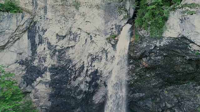 无人机飞越奥地利巨大的大瀑布