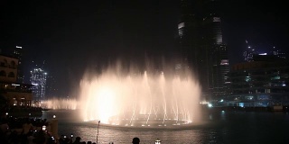 夜城，全景-迪拜舞蹈喷泉。人们观看这个节目。