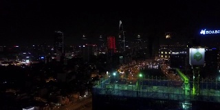 胡志明市市中心的夜视航拍图