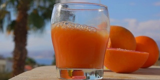 葡萄柚汁倒进玻璃杯里