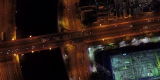 夜间架空天桥上的城市交通