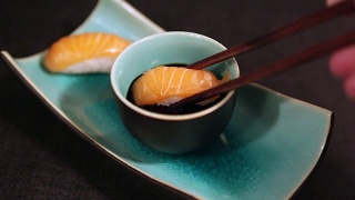 酱油三文鱼寿司视频素材模板下载