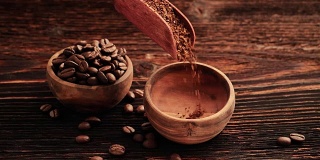 速溶咖啡掉进木碗里。