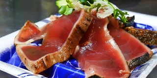 生金枪鱼，金枪鱼寿司和传统的日本菜沙拉切片