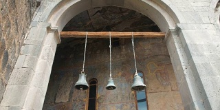 瓦尔齐亚洞穴修道院的钟声。圣母升天教堂
