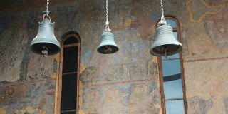 瓦尔齐亚洞穴修道院的钟声。圣母升天教堂