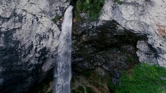 无人机飞越奥地利巨大的大瀑布