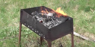 火在烤架上燃烧