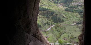 观景从洞洞瓦尔齐亚洞修道院。复杂的岩石雕刻。山里的山洞小镇