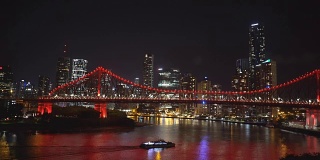 夜间拍摄的渡轮和布里斯班的故事桥