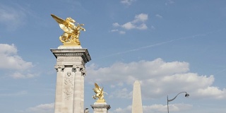 法国首都巴黎的蓝天雕塑