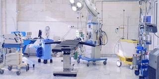 带医疗设备的现代手术室的概览